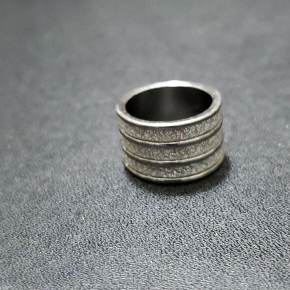 Silver tone sparkly ring size 6 - Picture 1 of 8